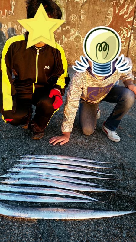 教え子二人に釣りのレクチャー。タチウオ3人…